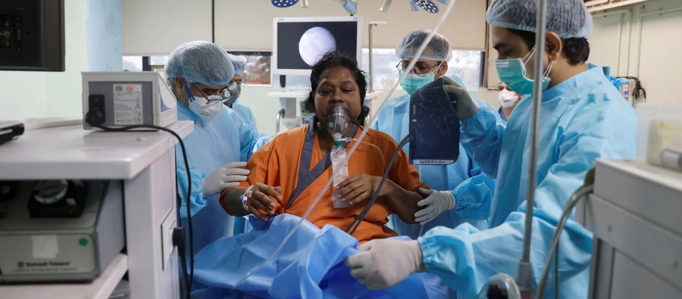 Ινδία: Χιλιάδες γιατροί ζητούν τη σύλληψη γκουρού που προτείνει τη γιόγκα ως θεραπεία για τον κορωνοϊό